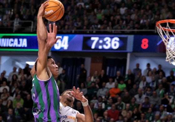 Tyson Pérez se dispone a machacar ante Tavares.