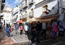 Los turistas cada vez viajan más en temporada baja a Marbella.