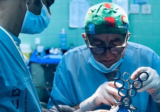 Luciano Ceballos, uno de los cirujanos malagueños que está operando a pacientes en Bangladesh.
