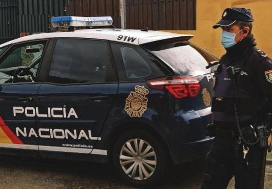 Un policía fuera de servicio, apuñalado con un vaso roto al defender a una mujer maltratada por su pareja en plena calle en Málaga