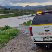 Miembros de Protección Civil vigilan el Campanillas durante la borrasca Laurence.