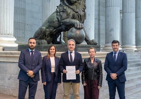 Los diputados del PP malagueño, con la pregunta sobre El Calvario, a las puertas del Congreso.