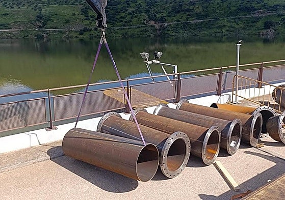 Así avanza la obra de emergencia en Casasola para desatascar la presa y añadir otro sistema de desagüe