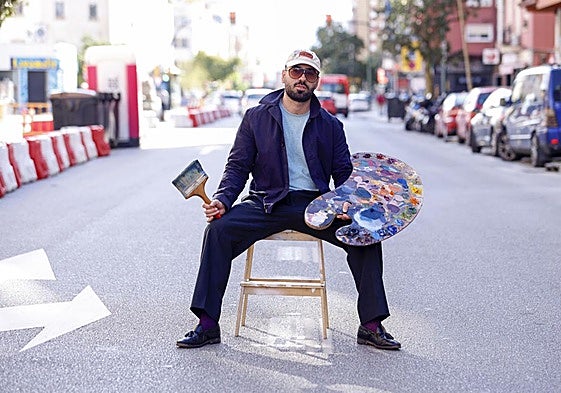 Zoilo, en plena carretera, siempre lienzo en mano.