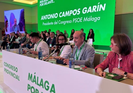 Campos Garín, al inicio del congreso, en la presidencia de la mesa del congreso.