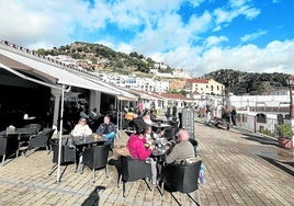 Imagen de negocios de hostelería en la plaza de las 3 Culturas de Frigiliana.