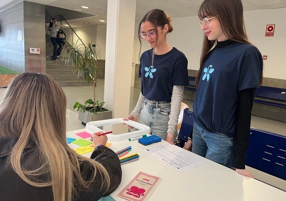 Grupo de jóvenes trabajando una dinámica de salud emocional.