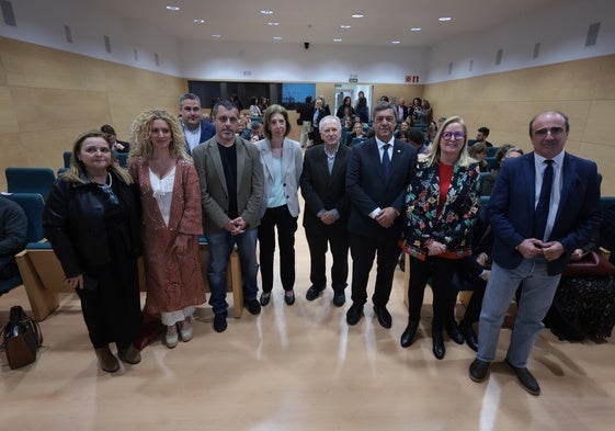 Teodomiro López con miembros de su equipo de gobierno y Bernardo Quintero, el padrino de la décima feria de empleo de la UMA.
