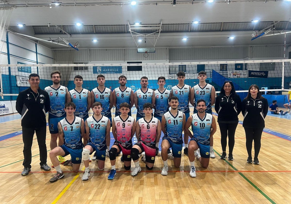 Imagen principal - El Marbella Costa del Vóley cumple su meta y seguirá un año más en Superliga 2