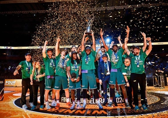 Los jugadores del Unicaja celebran el título en la Final Four de Belgrado.