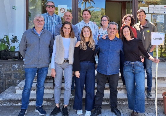 Antonio Cordón, segundo por la derecha, en la fila de abajo, junto a sus compañeros en la finca.