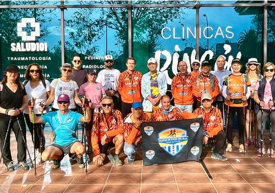 Foto de familia de los integrantes del club de marcha nórdica en Torre del Mar.