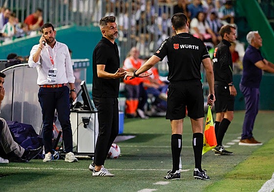 Iván Ania conversa con el linier durante el partido frente al Málaga de la primera vuelta.