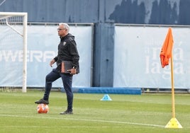 Pellicer observa un ejercicio de sus jugadores durante el entrenamiento del viernes.