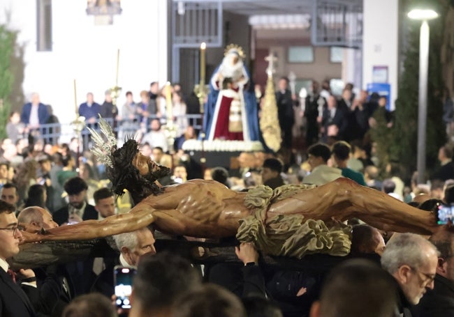 El Cristo de la Crucifixión portado a hombros.