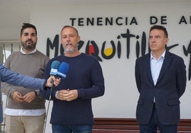 Los ediles David Segura y David Vilches, este viernes en la presentación del nuevo servicio.