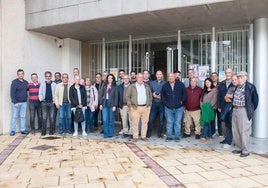 Integrantes de la plataforma vecinal y representantes de algunos ayuntamientos tras reunión de este viernes