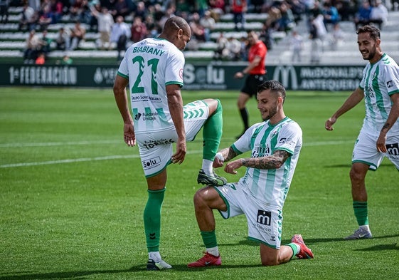 Biabiany, al que rinden pleitesía tras un gol.