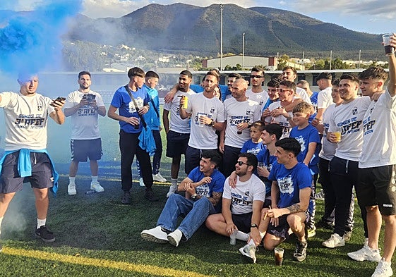 El Alhaurino celebra el ascenso a Tercera Federación.