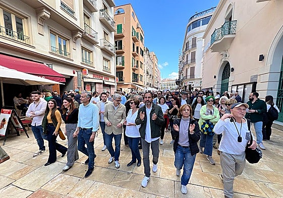 El portavoz socialista, Dani Pérez, con más concejales de su grupo y otros miembros del partido, entre ellos, el secretario general, Josele Aguilar.