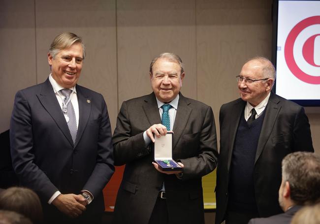 Pérez Casero, en medio de José Carlos Escribano y José Luis Bonet.