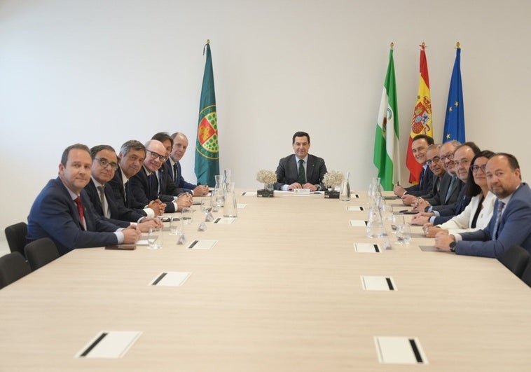 Juanma Moreno, con los rectores de las universidades públicas.