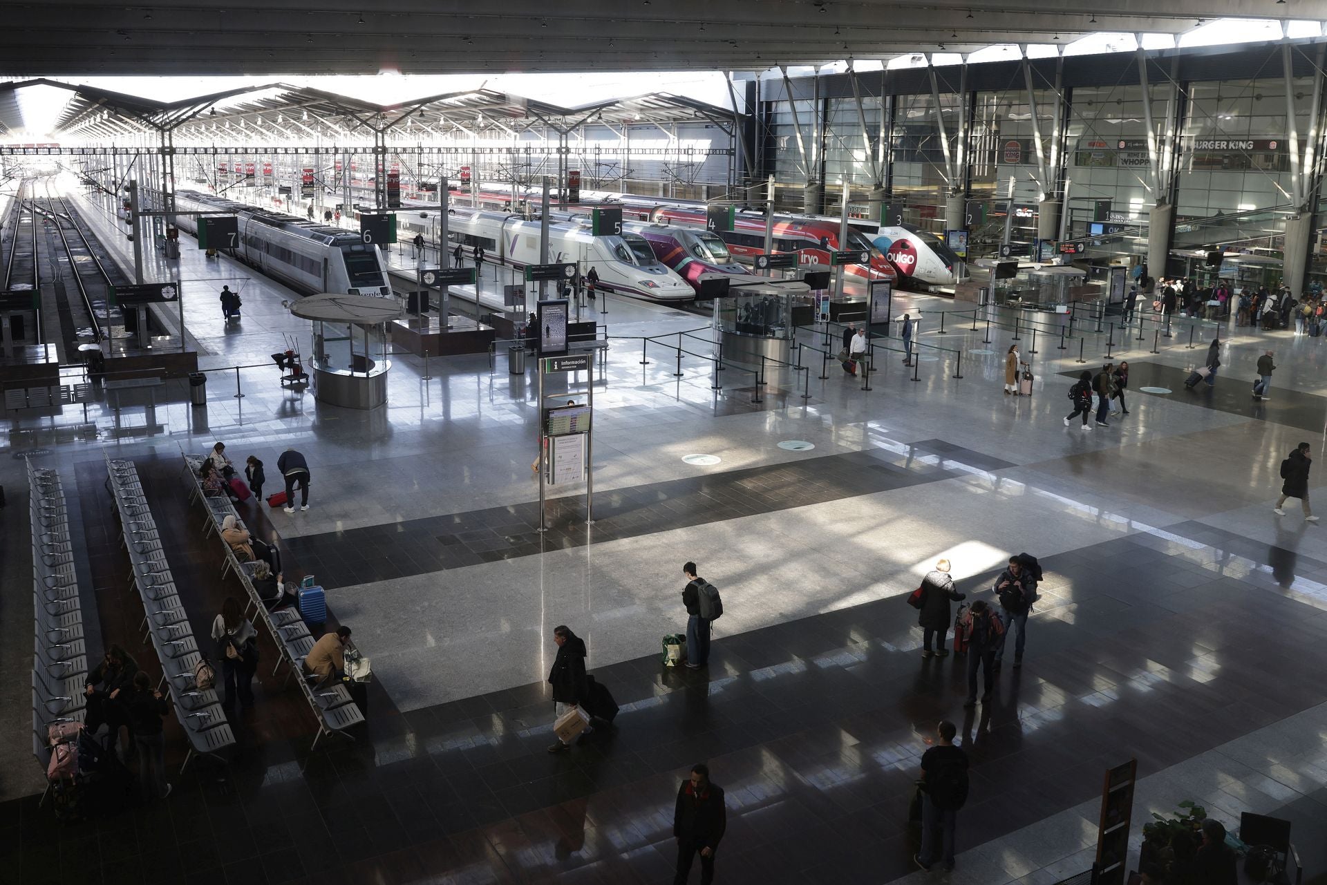 Andenes de la estación María Zambrano, con varios trenes en espera.