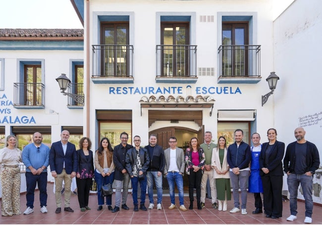 Cocineros y autoridades, antes del inicio de la presentación.