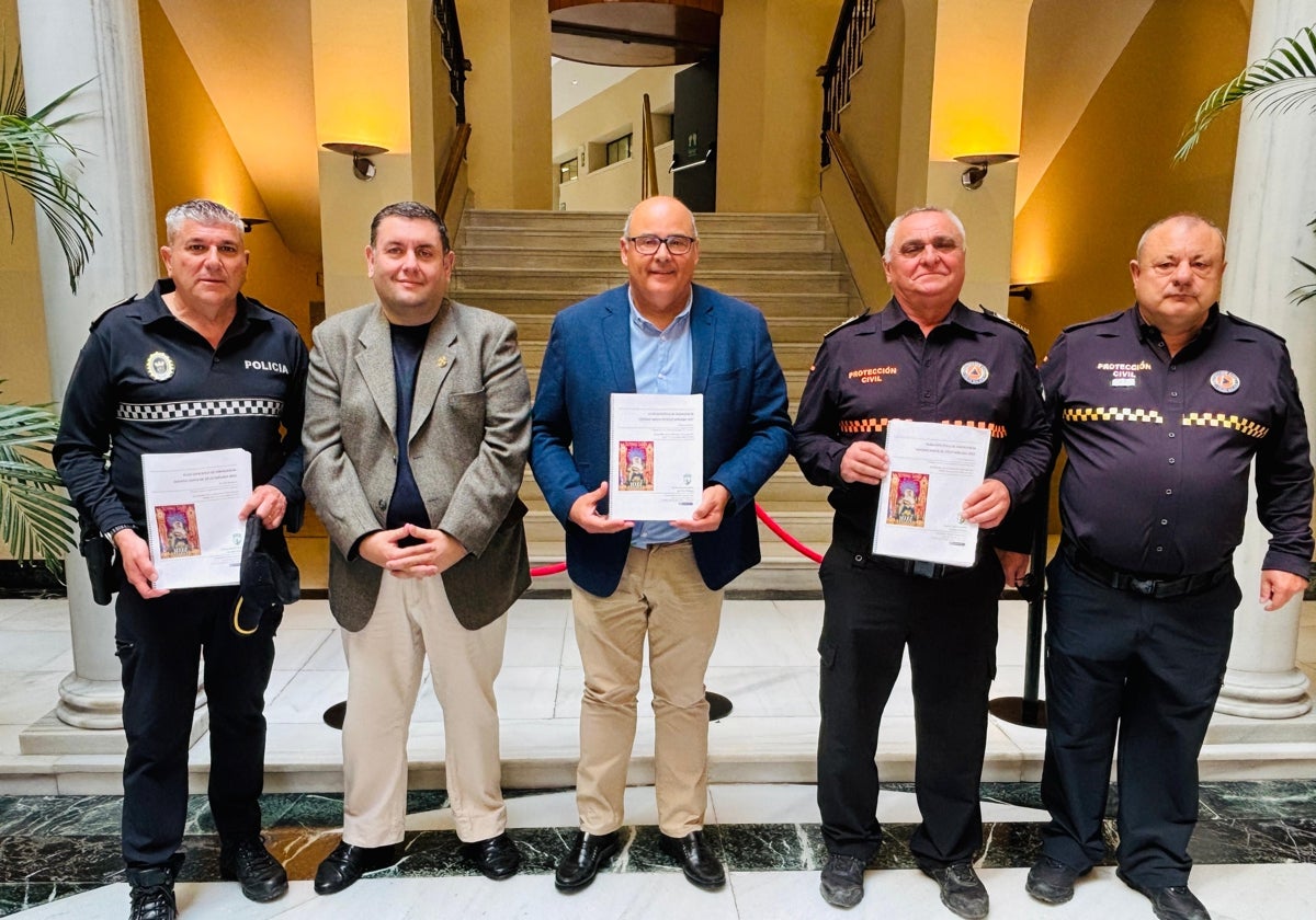 GPS, extintores y desfibriladores: así se protegen los tronos y las procesiones de Vélez-Málaga
