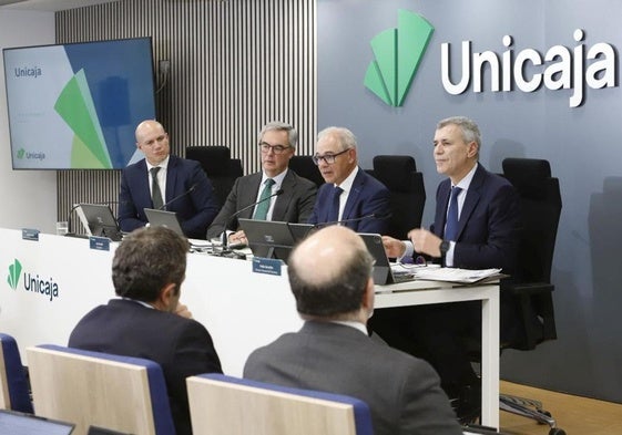 Isidro Rubiales, consejero delegado de Unicaja, y José Sevilla, presidente no ejecutivo, en el centro, en la rueda de prensa de presentación de los resultados de 2024.