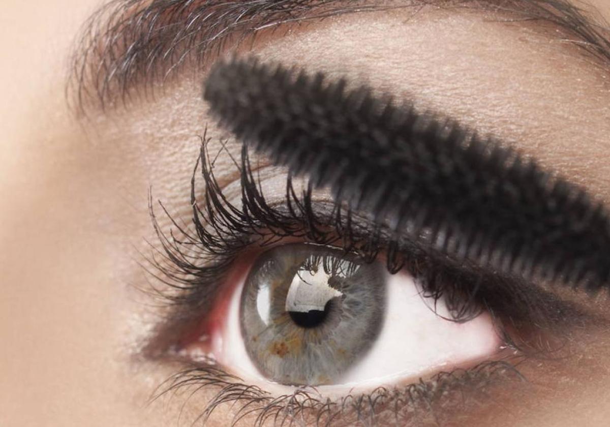 Retiran dos productos de maquillaje por contaminación
