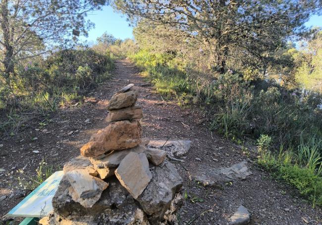 La ruta está señalizada con mojones de piedras