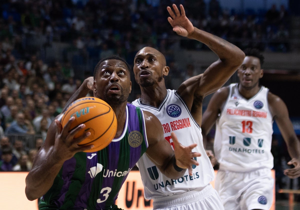 Melvin Ejim se dispone a anotar mientras Jamar Smith le persigue.