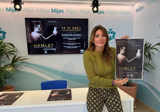 La alcaldesa de Mijas presenta la obra de teatro.