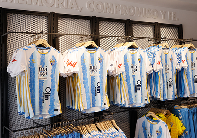 Camisetas malaguistas en la tienda oficial de La Rosaleda.