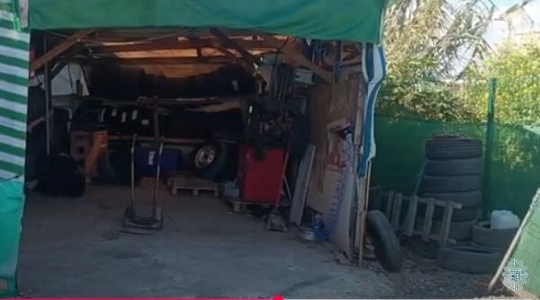 Denunciado en Málaga un taller de neumáticos sin autorización realizado con madera y plásticos