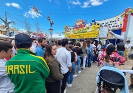 Colas para comprar arepas en la caseta de Colombia, en la pasada edición.