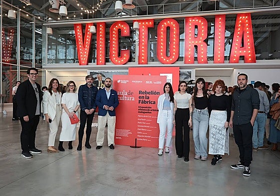 Los artistas, junto a los organizadores, en la primera exposición efímera del Aula de SUR.