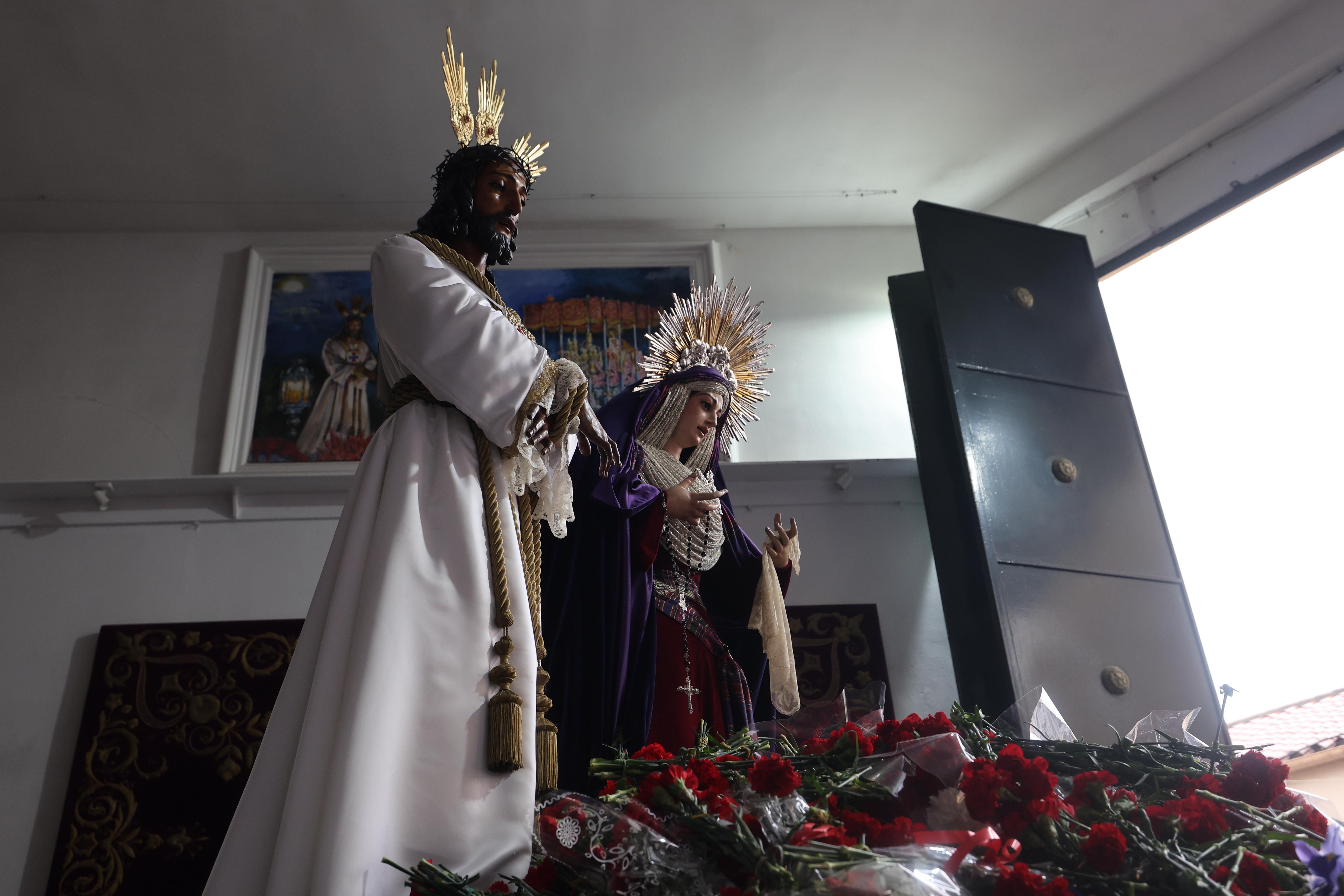 Ofrenda de claveles al Cautivo en su casa hermandad