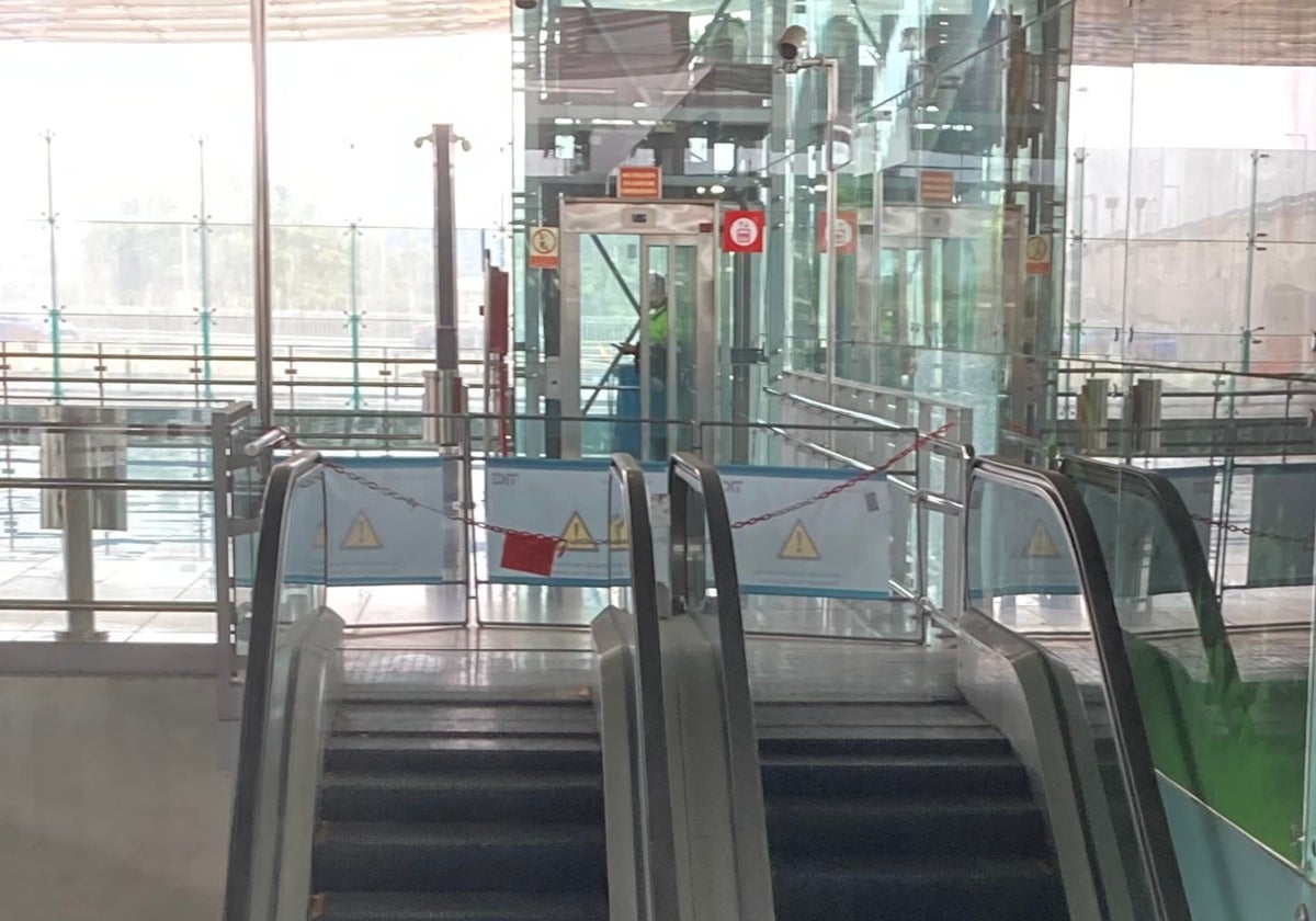 Pleno de averías en el Cercanías del aeropuerto de Málaga: todas las escaleras mecánicas están cerradas