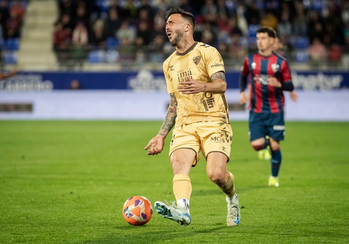 Dioni se lamenta después de que Lax Franco señalara un fuera de juego.