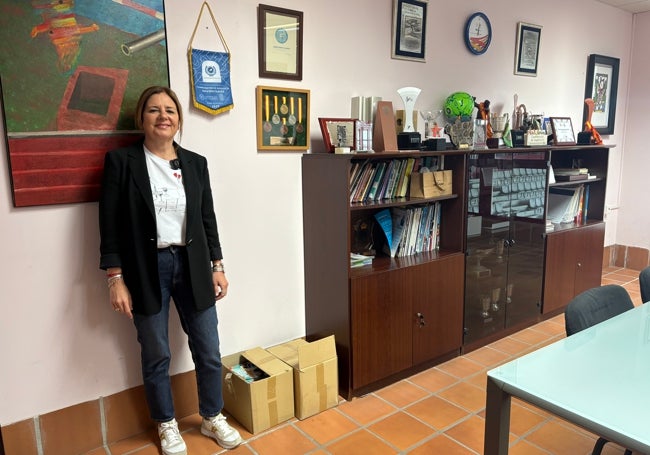 María José Berlanga posa junto algunos de los recientes títulos deportivos de la UMA.