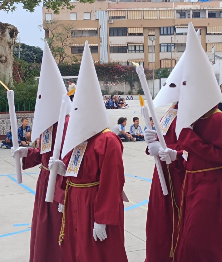 Imagen secundaria 2 - Más imágenes de la procesión realizada por los alumnos del Colegio San Manuel. 