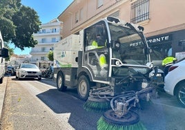 Una máquina barredora por las calles de Fuengirola.