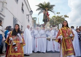 La Pollinica salió ayer al encuentro de los fieles por las calles de Marbella.