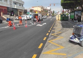 Operarios ultiman los trabajos de pintura y señalización.