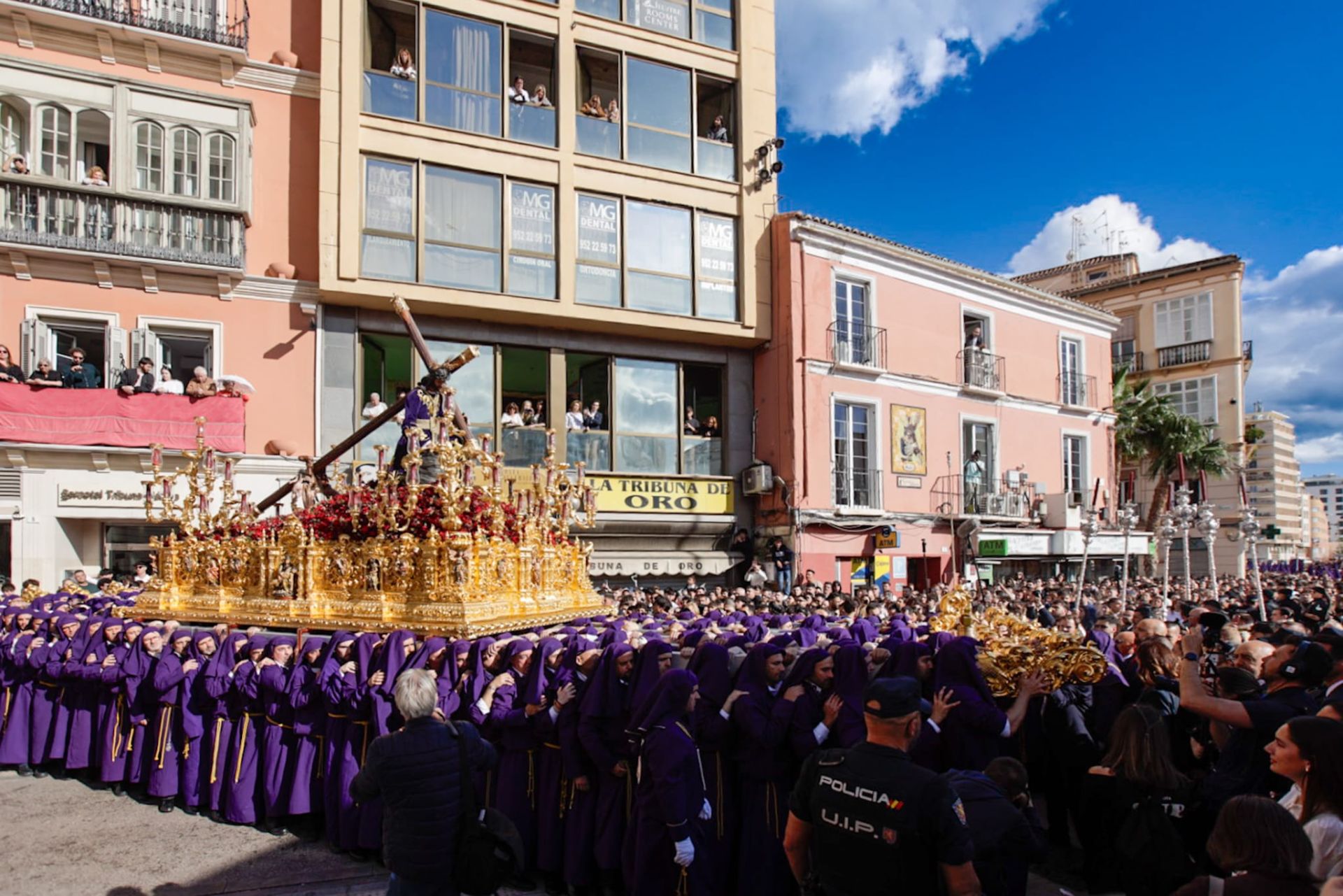Jesús Nazareno de los Pasos en el Monte Calvario, a su paso por la tribuna oficial.