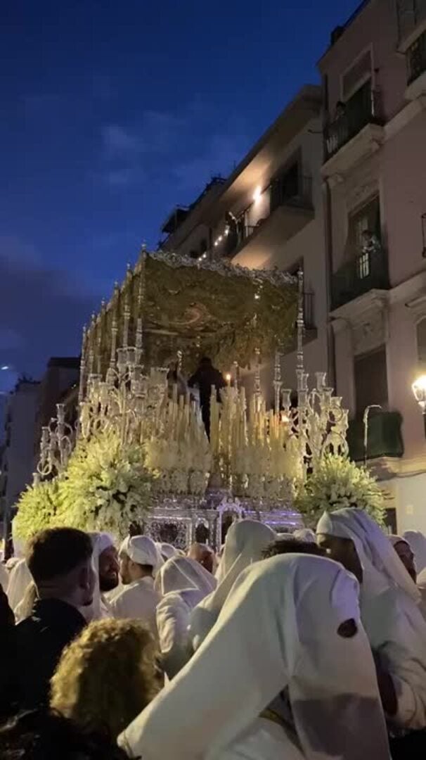 Retiran los plásticos a la Virgen del Rocío por la Victoria