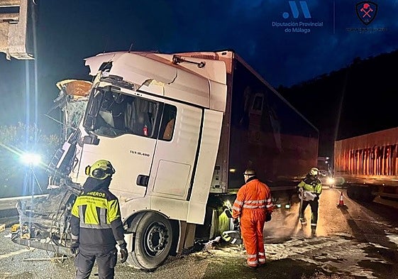 Imagen del estado en el que ha quedado uno de los vehículos de gran tonelaje siniestrados.