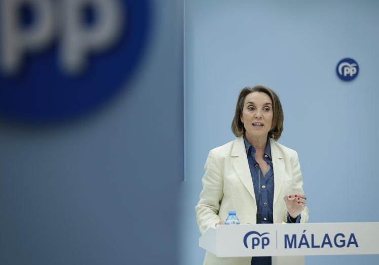 Cuca Gamarra interviene ante los medios de comunicación.
